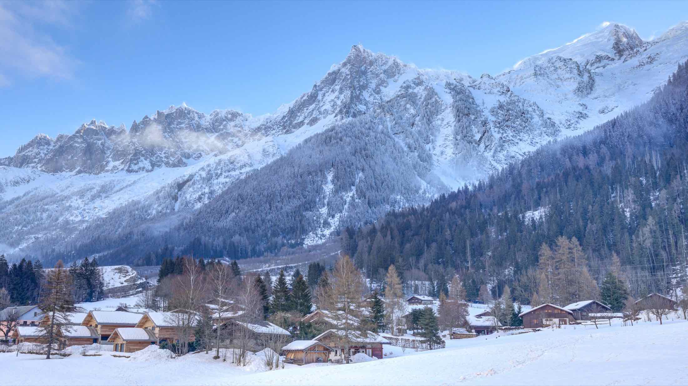 Chalets à Chamonix avec vue sur le massif du Mont-Blanc