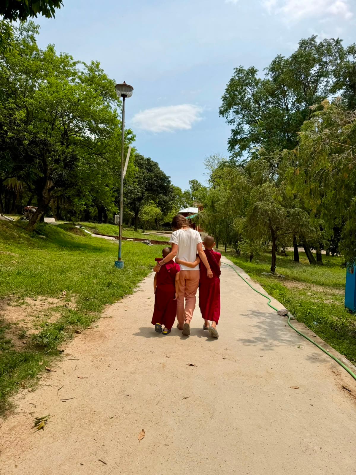 Angélique, fondatrice de Chamkeys, aux côtés de deux jeunes moines parrainés via l'association Terre Anima