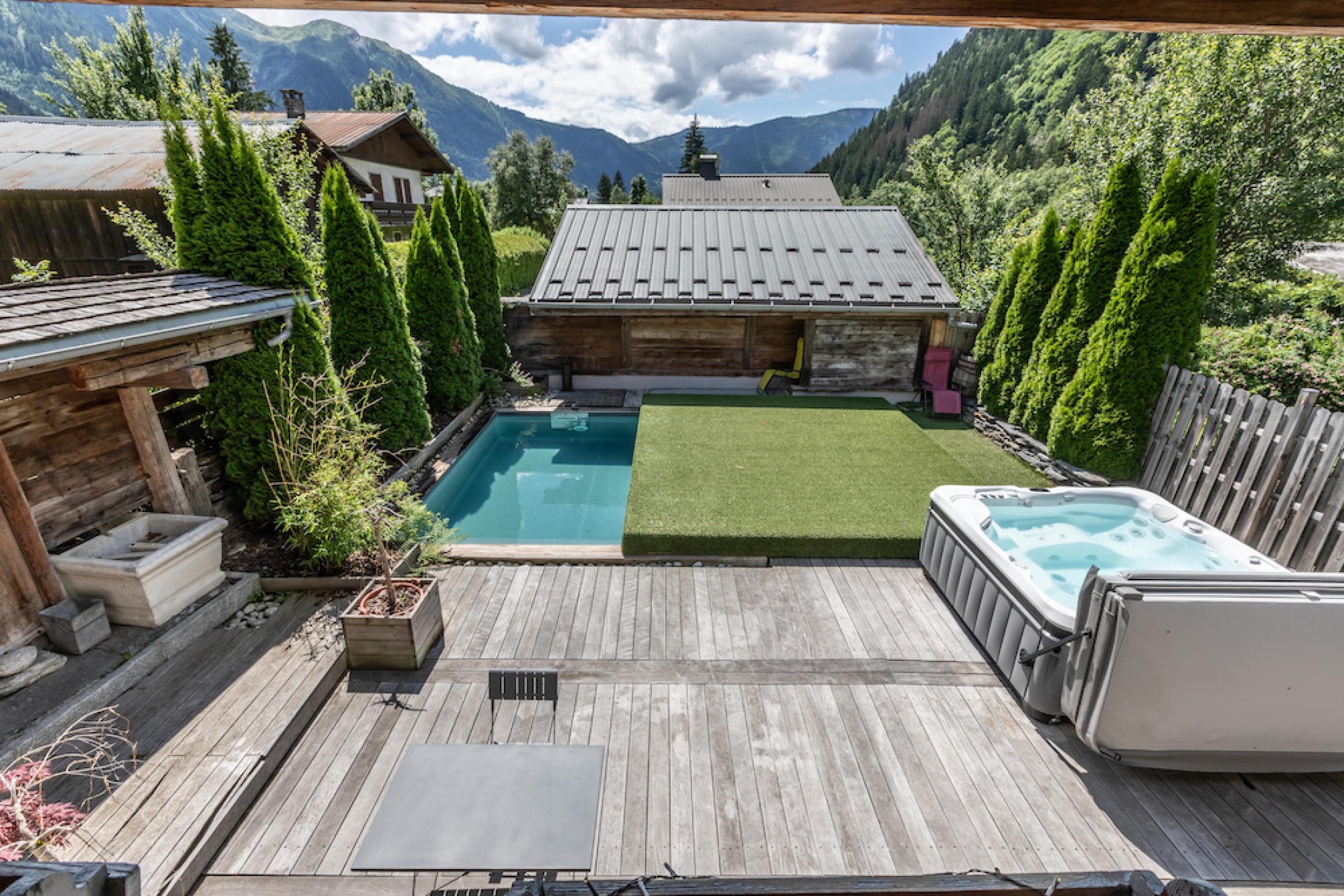 Small wooden chalet to rent in the Alps